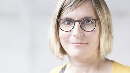 Portraitbild Dr. Esther Gabor