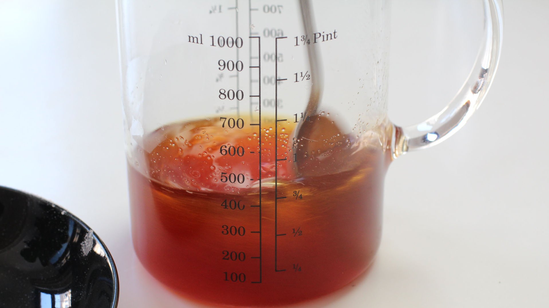 Zucker in den noch heißen Tee geben und so lange rühren, bis er sich vollständig aufgelöst hat.