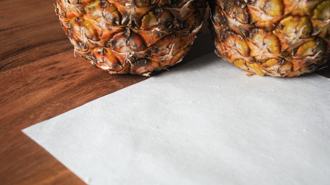 Ananaspapier vor Frucht