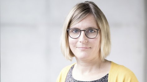 Portraitbild Dr. Esther Gabor