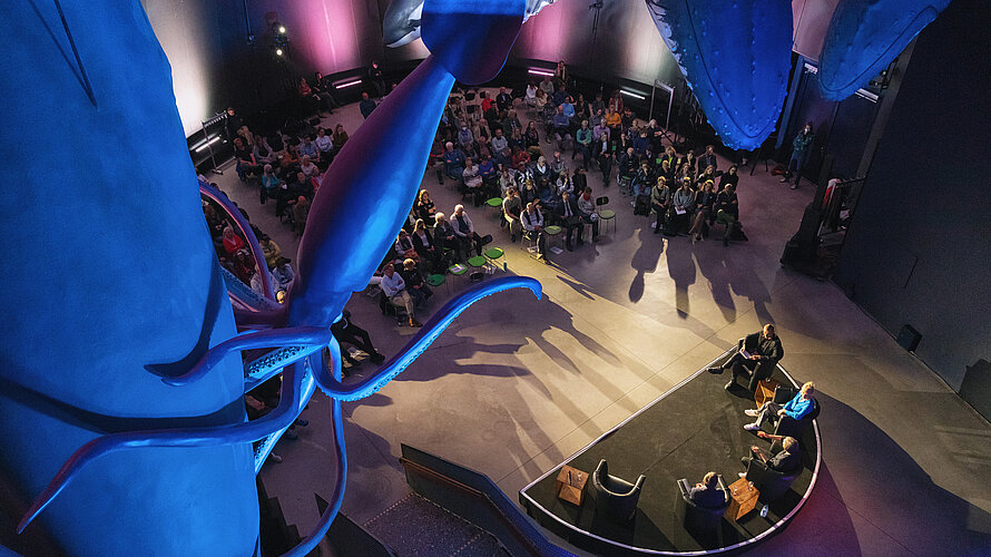 Abendveranstaltung__Wie_wollen_wir_mit_den_Meeren_leben__in_Kooperation_mit_Wissenschaft_kontrovers__c__Anke_Neumeister__DMM