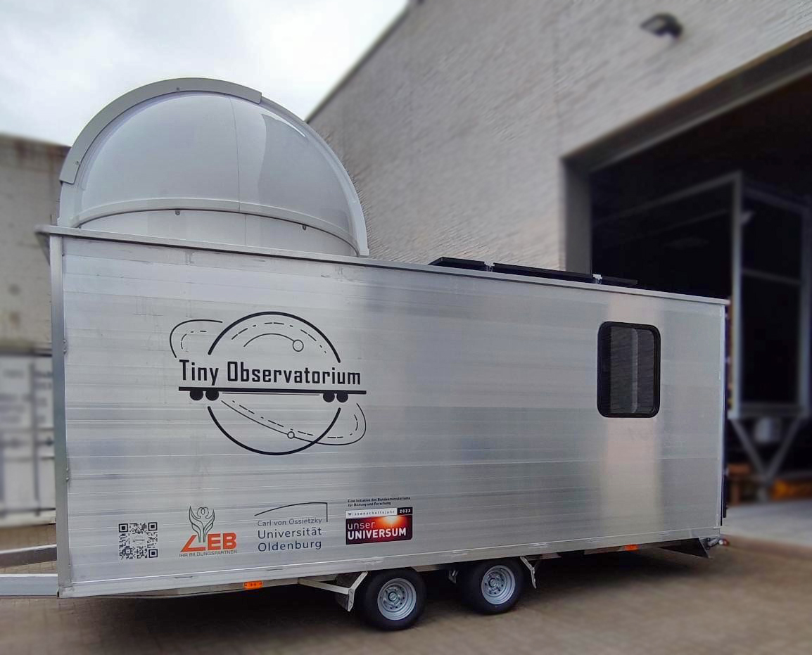 Foto vom Tiny Observatorium: Anhänger mit einer Kuppel