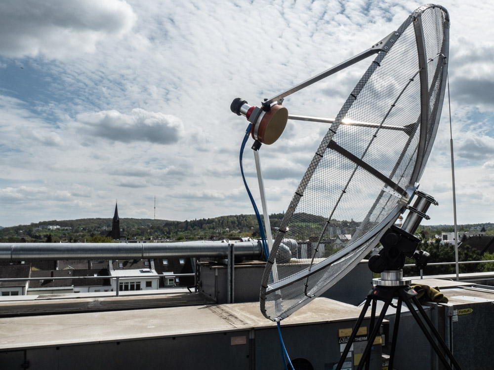 Eine große Radioantenne auf einem Dach
