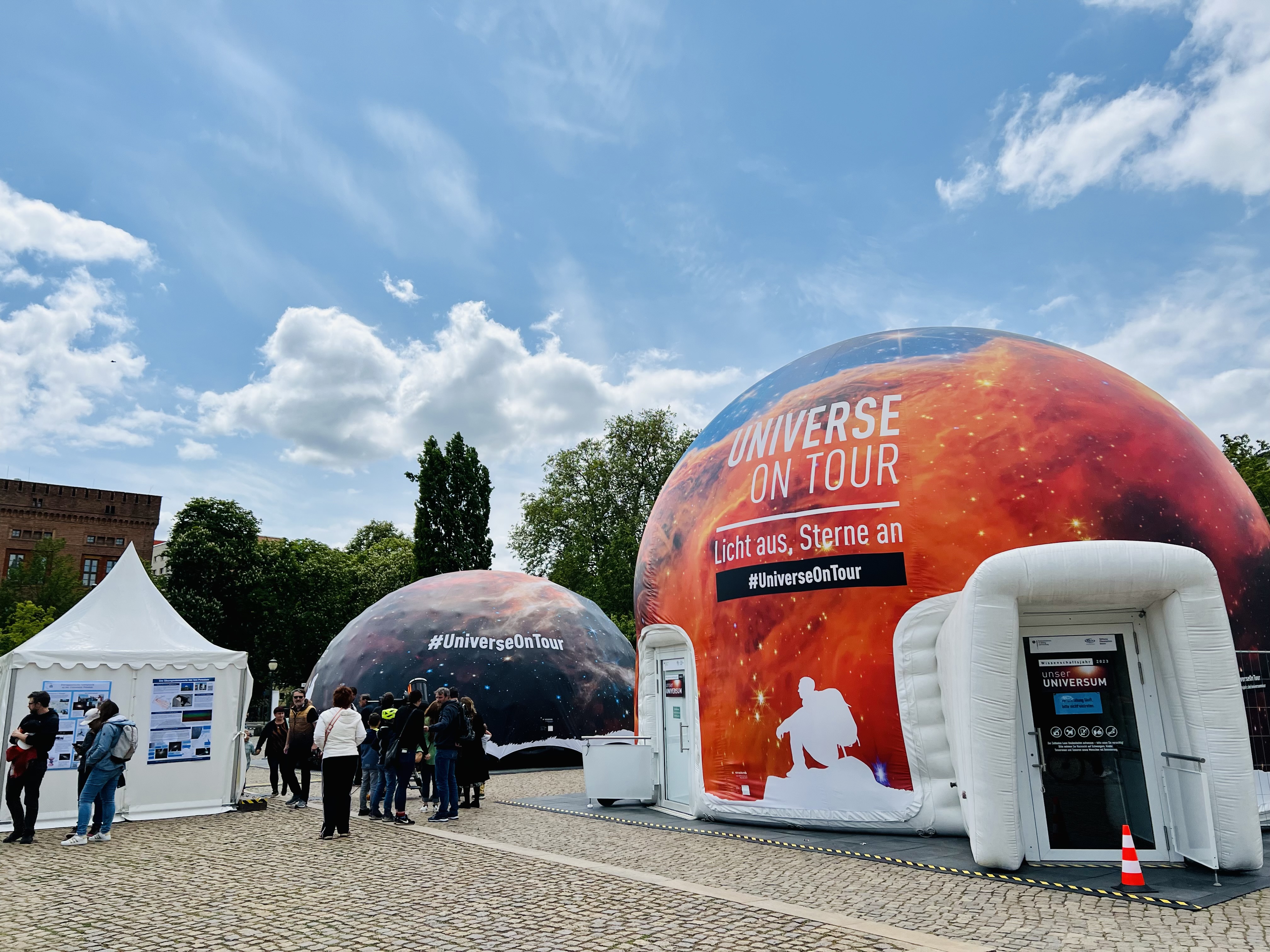 Foto des Planetariumszelts und des Begleitzelts unter blauem Himmel