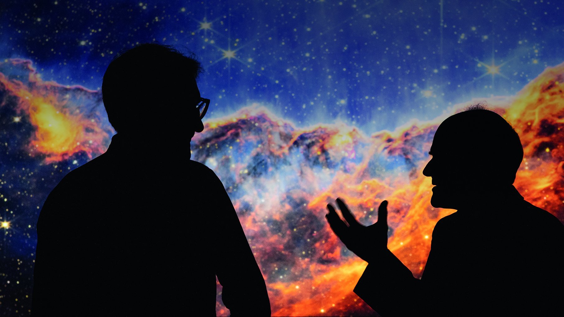 Schmitz und Krohs vor Projektion des Weltalls