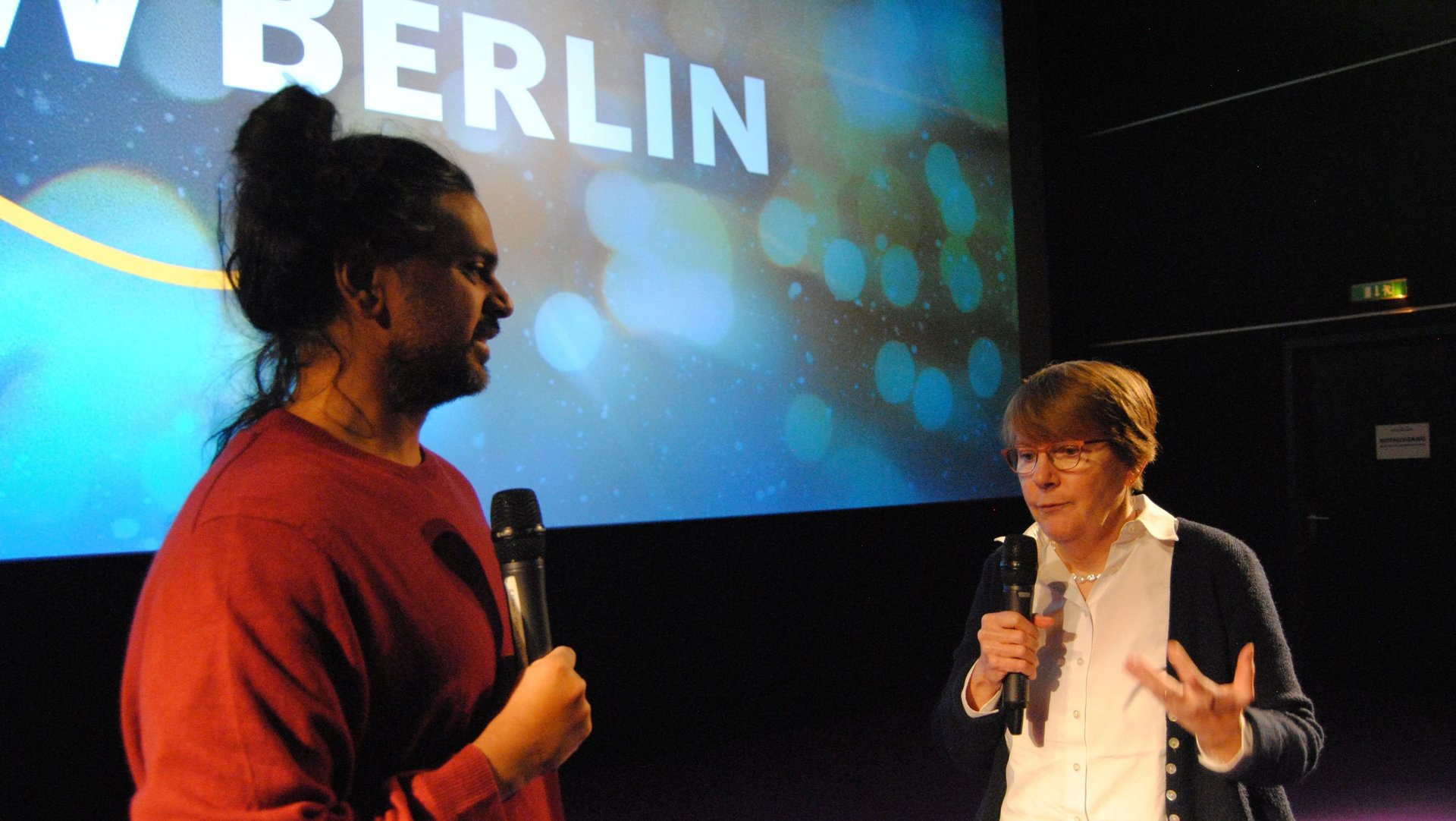 Foto von zwei Menschen auf einer Bühne.
