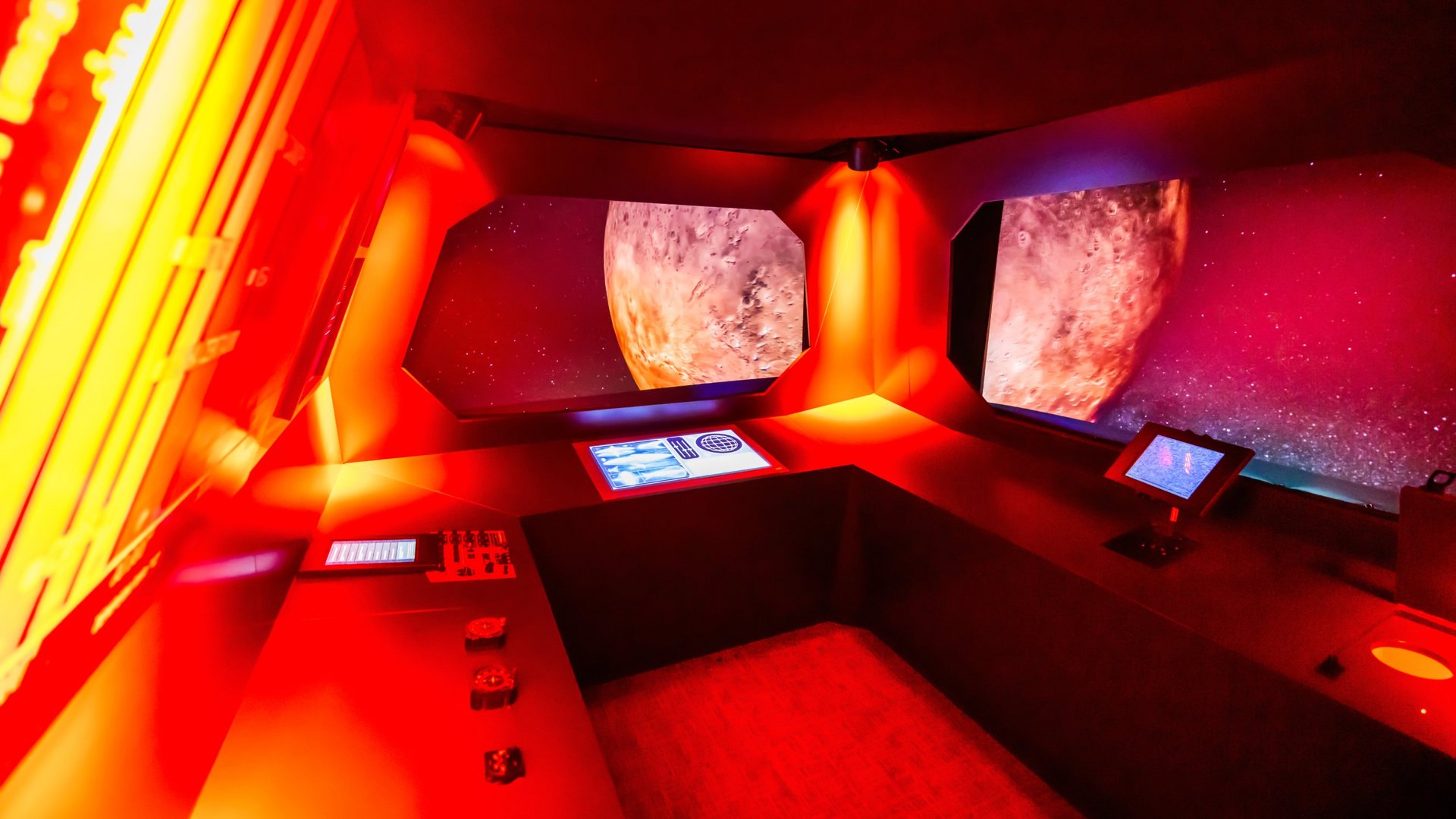 Mit rotem Neonlicht erleuchteter Escape-Room