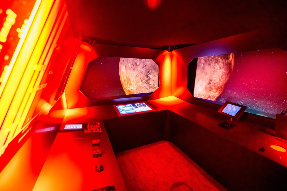 Mit rotem Neonlicht erleuchteter Escape-Room