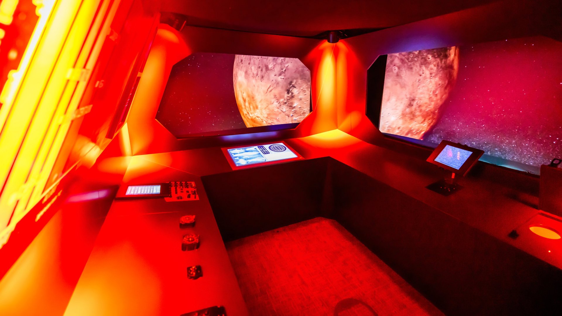 Mit rotem Neonlicht erleuchteter Escape-Room