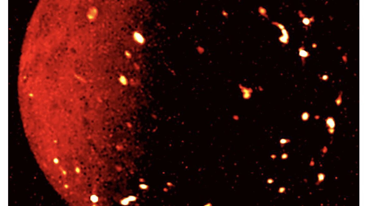 Ein dunkelroter Kreis mit vielen hell leuchtenden Flecken darauf.