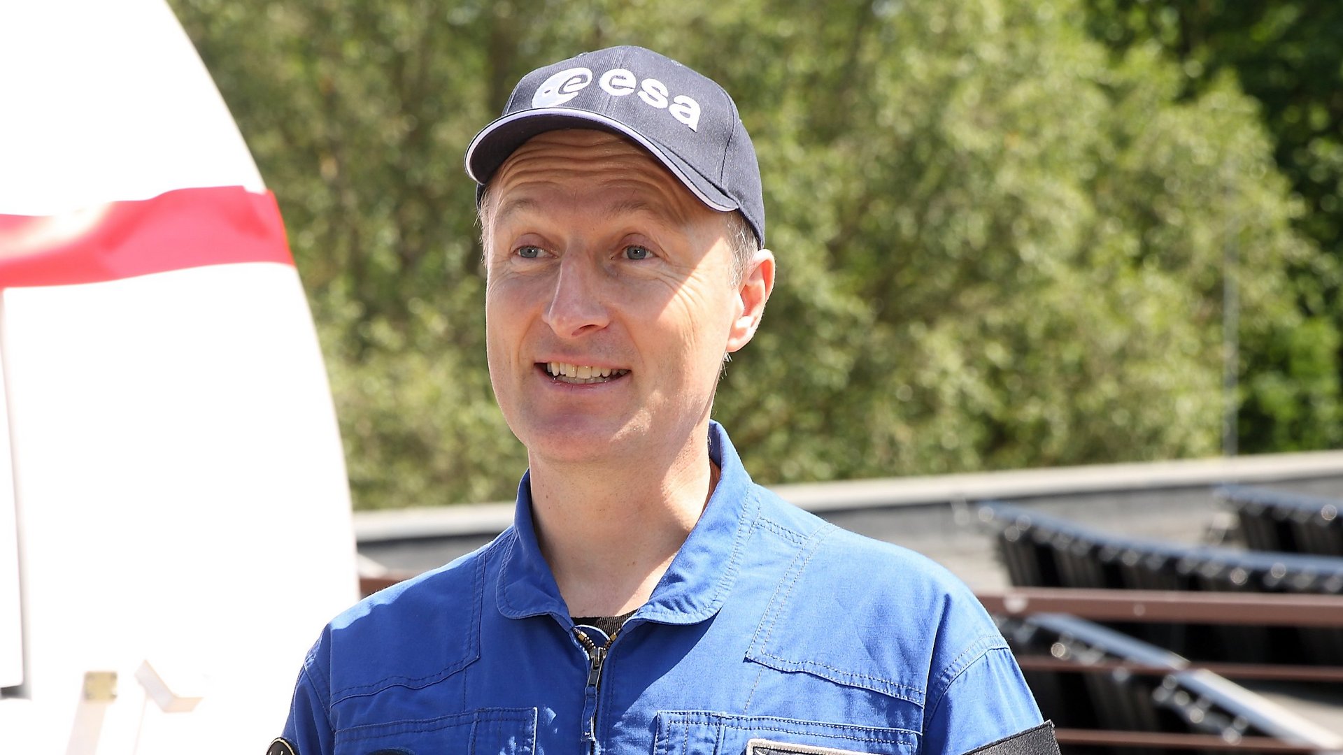 Ein Porträt von Matthias Maurer im Astronautenanzug.