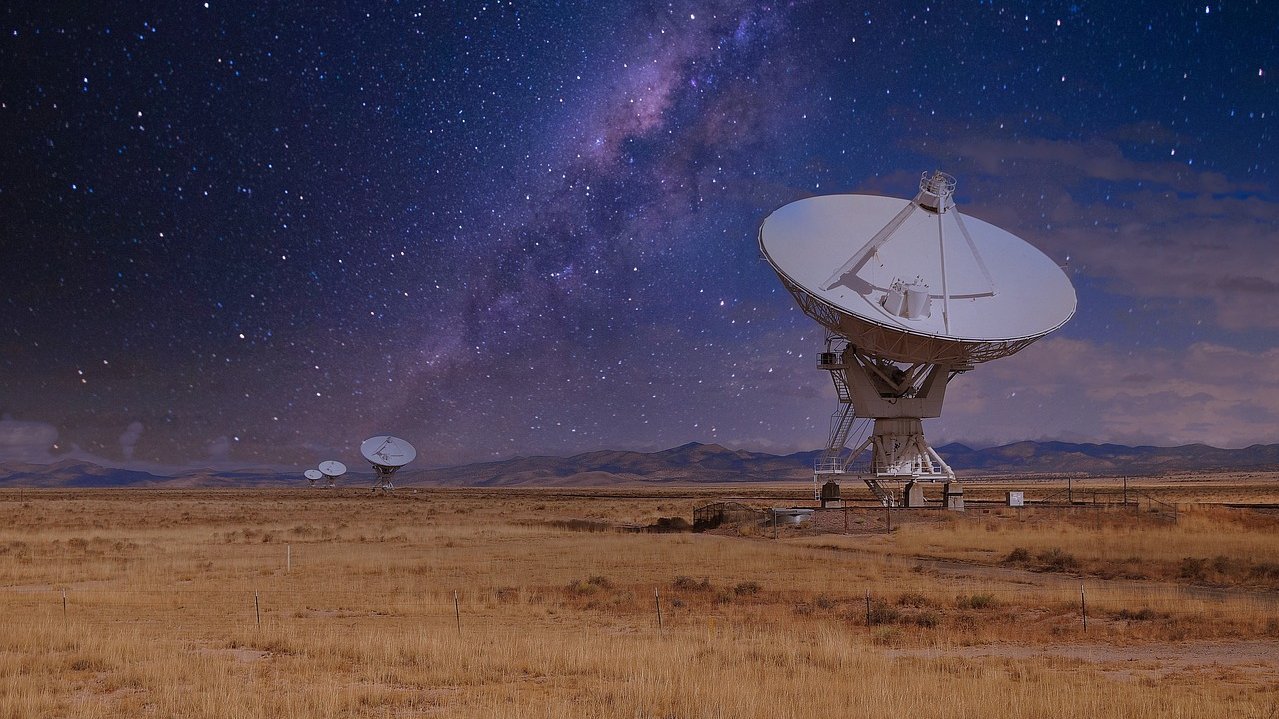 Vier Satelliten unter einem klaren Nachthimmel