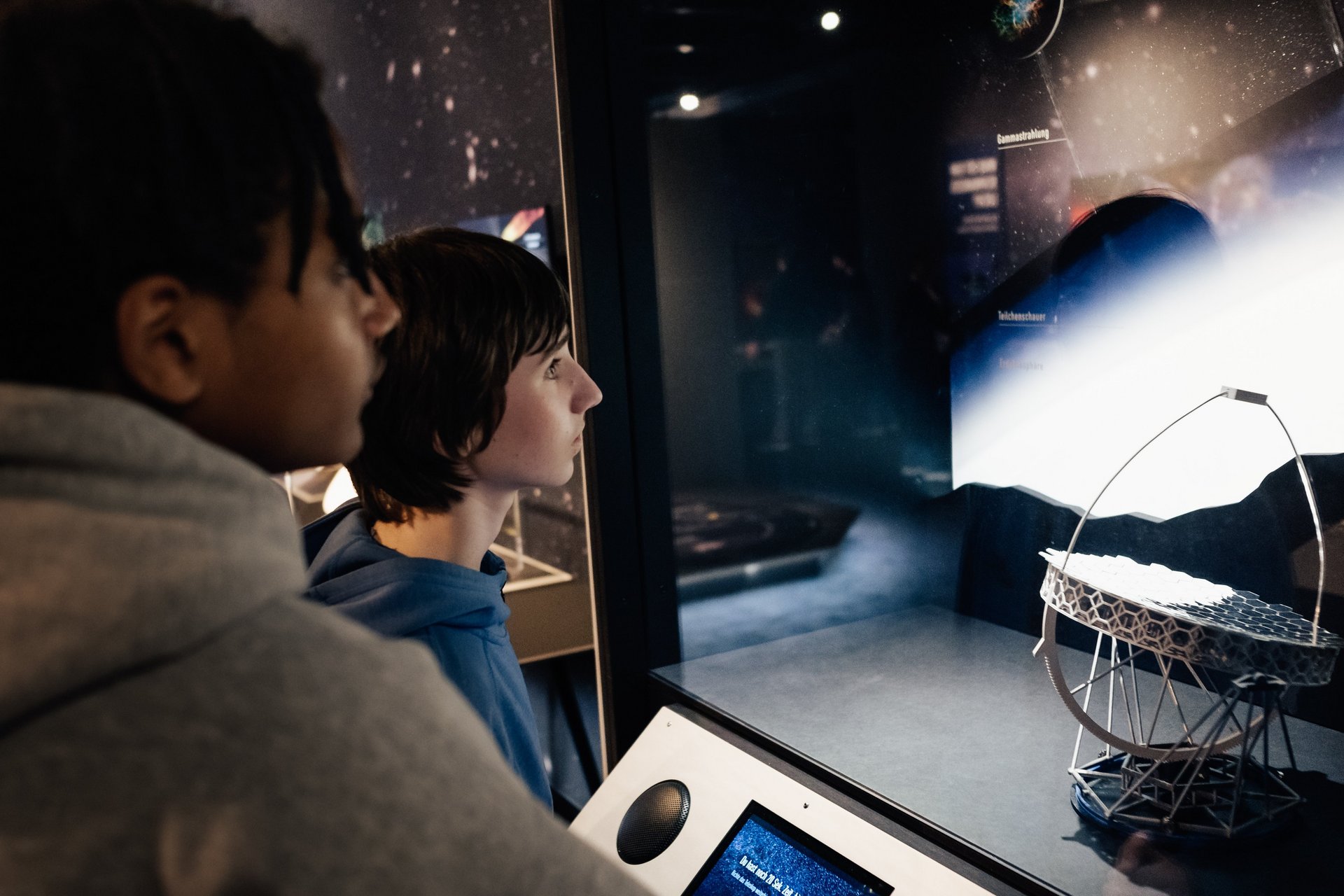 Gäste der Ausstellung betrachten Gammastrahlen.