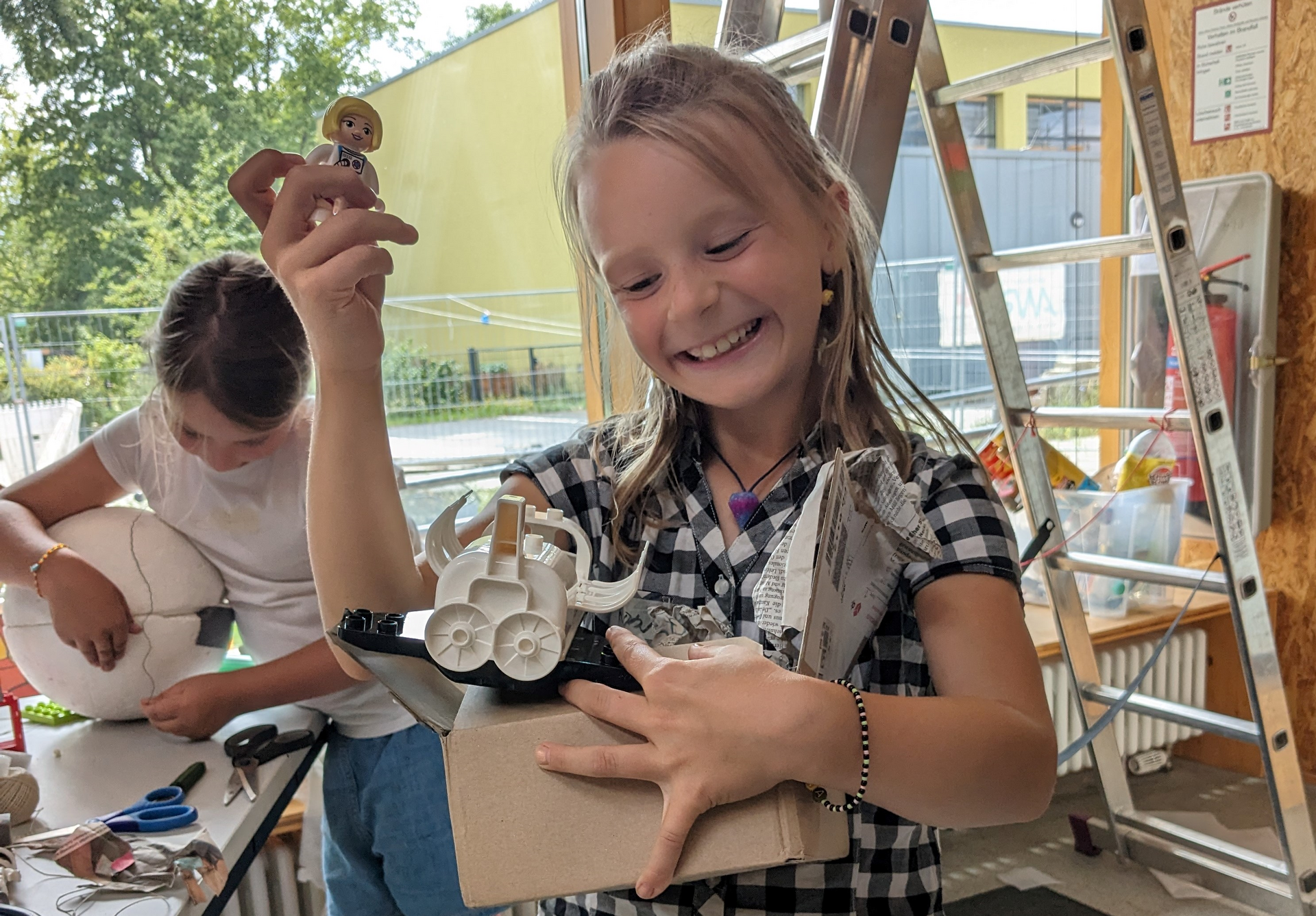 Lächelndes Kind mit selbstgebautem Modell