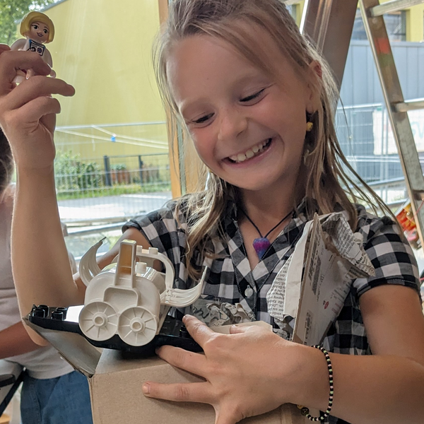 Lächelndes Kind mit selbstgebautem Modell