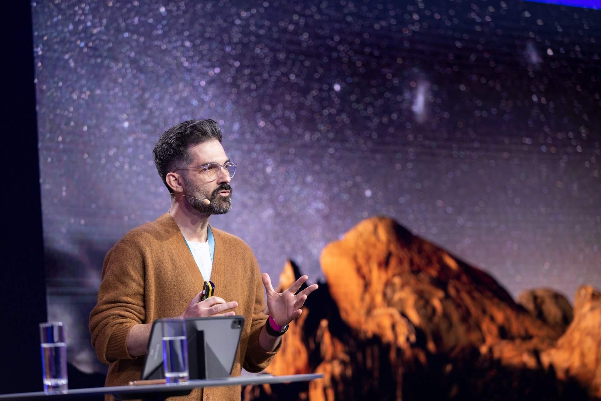 Luis Calçada stellt Bilder aus dem All vor.