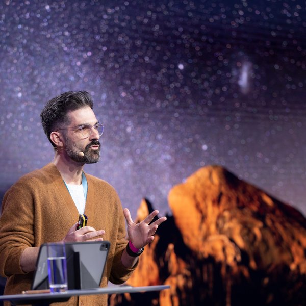 Luis Calçada stellt Bilder aus dem All vor.