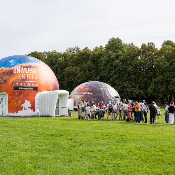 Foto des Planetariumszelts auf einer grünen Wiese