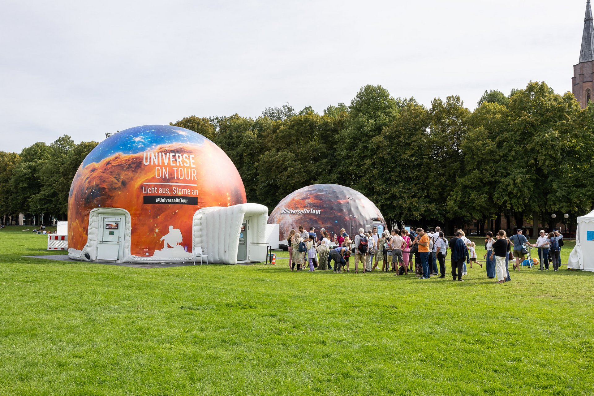 Foto des Planetariumszelts auf einer grünen Wiese