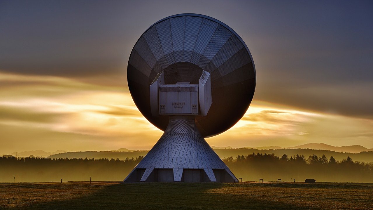 Foto von einer großen Satellitenantenne im Sonnenuntergang