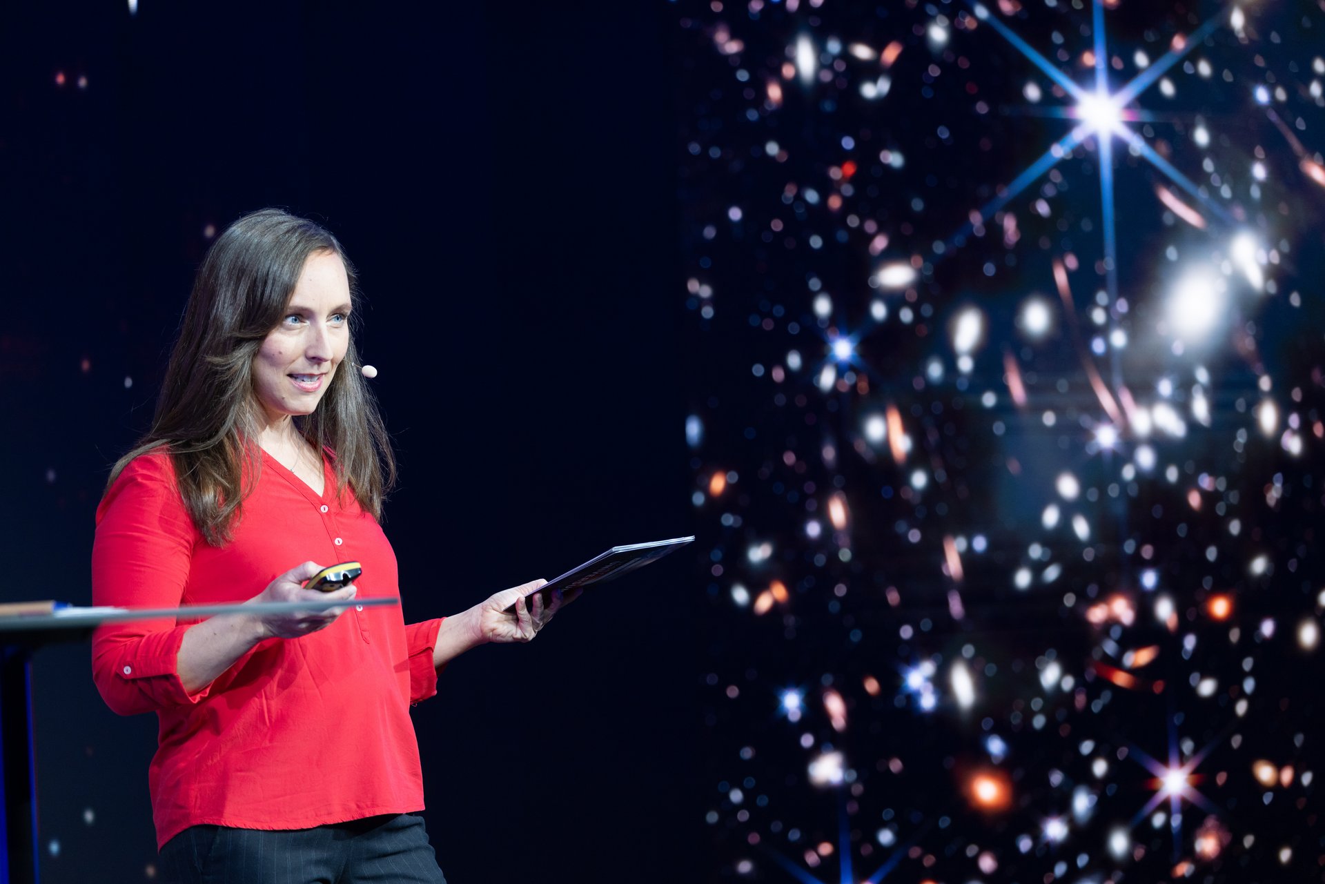 Die Moderatorin Dr. Suzanna Randall.