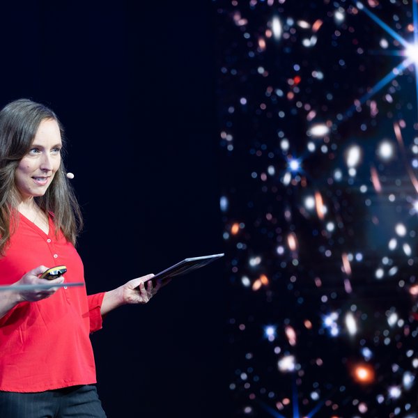 Die Moderatorin Dr. Suzanna Randall.