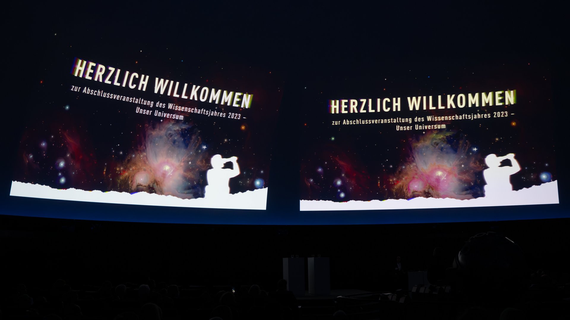 Aufnahme von der Kuppel mit der Aufschrift "Herzlich Willkommen zur Abschlussveranstaltung des Wissenschaftsjahres 2023 - Unser Universum"