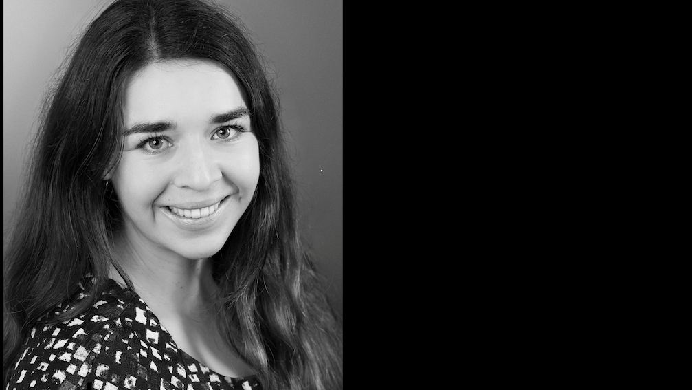 Ein schwarz-weiß Porträt von Marieluna Frank.