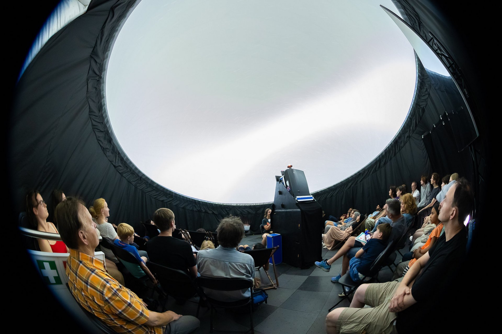 Fischaugenaufnahme des Publikums in der Zeltkuppel