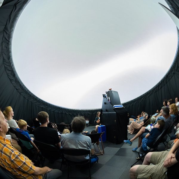 Fischaugenaufnahme des Publikums in der Zeltkuppel