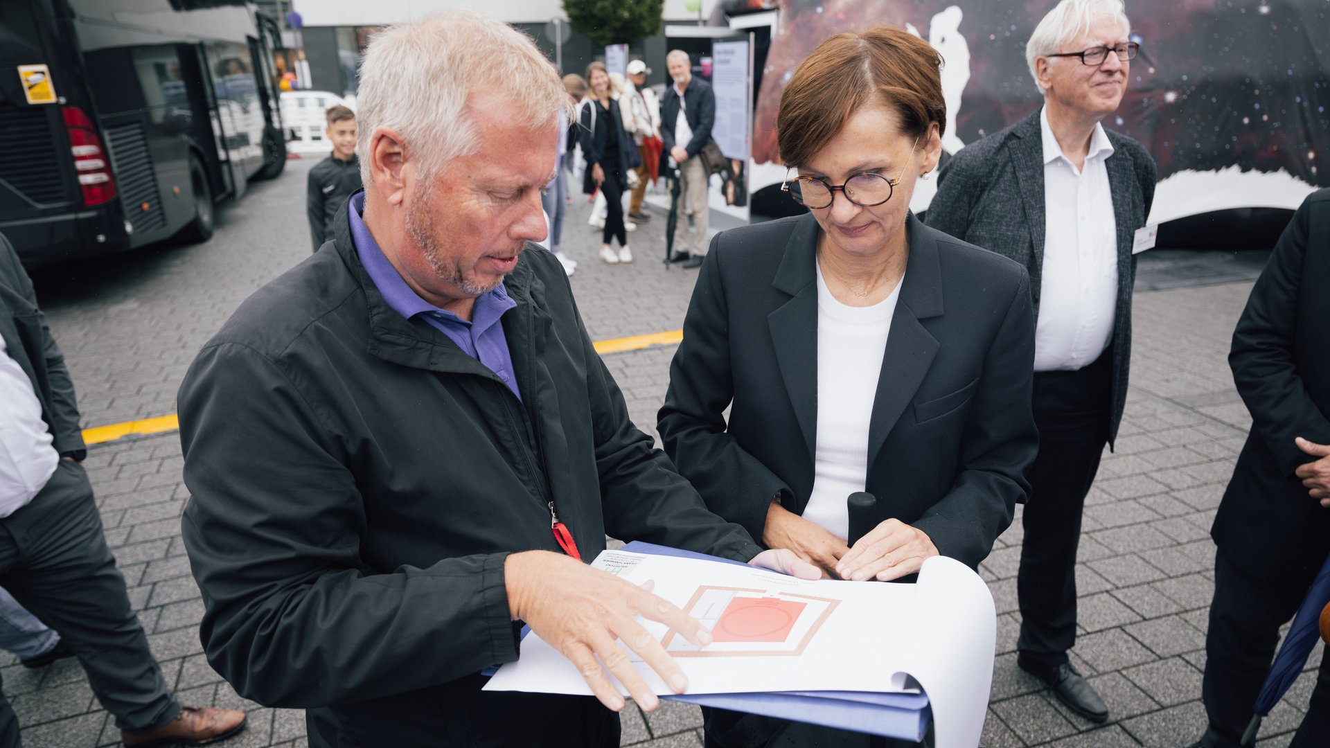 Forschungsministerin Bettina Stark-Watzinger steht vor dem Planetariumszelt