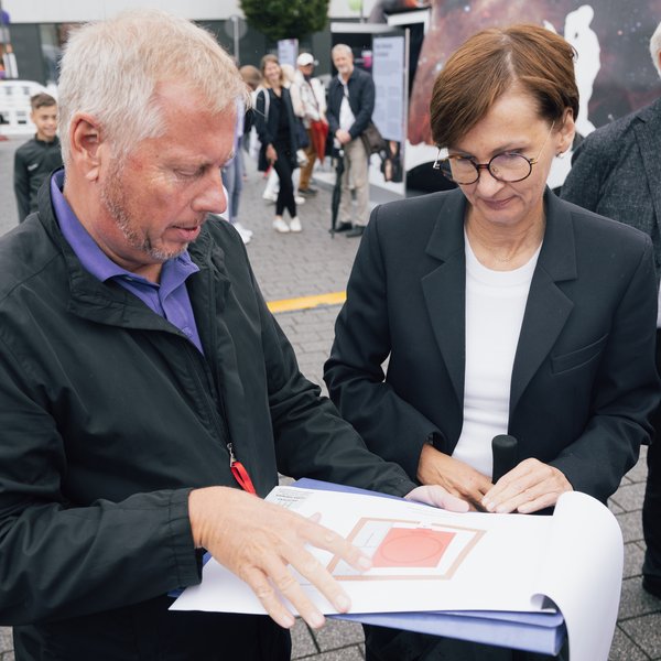 Forschungsministerin Bettina Stark-Watzinger steht vor dem Planetariumszelt