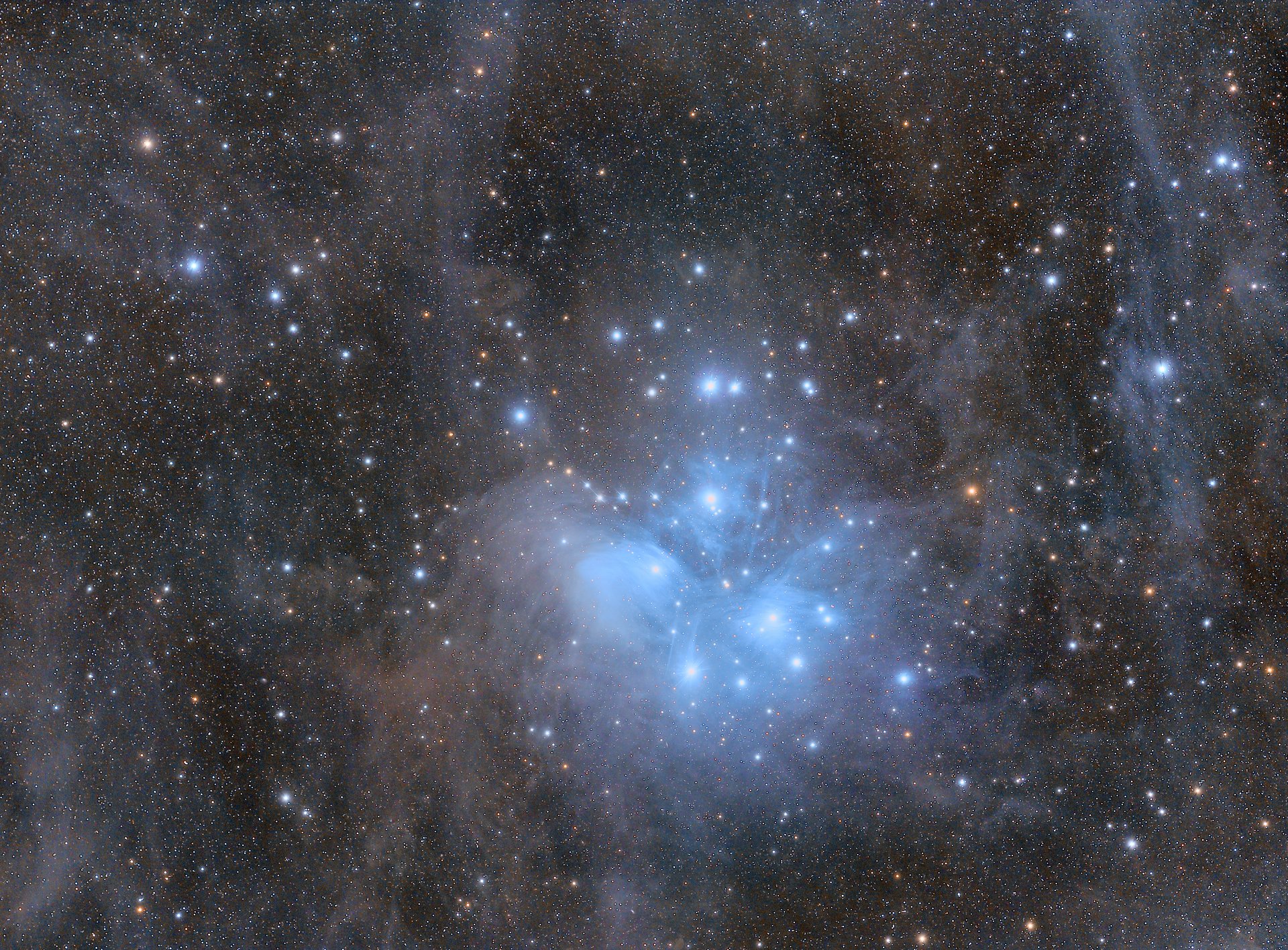 Ein runder Haufen aus vielen blau leuchtenden Sternen.