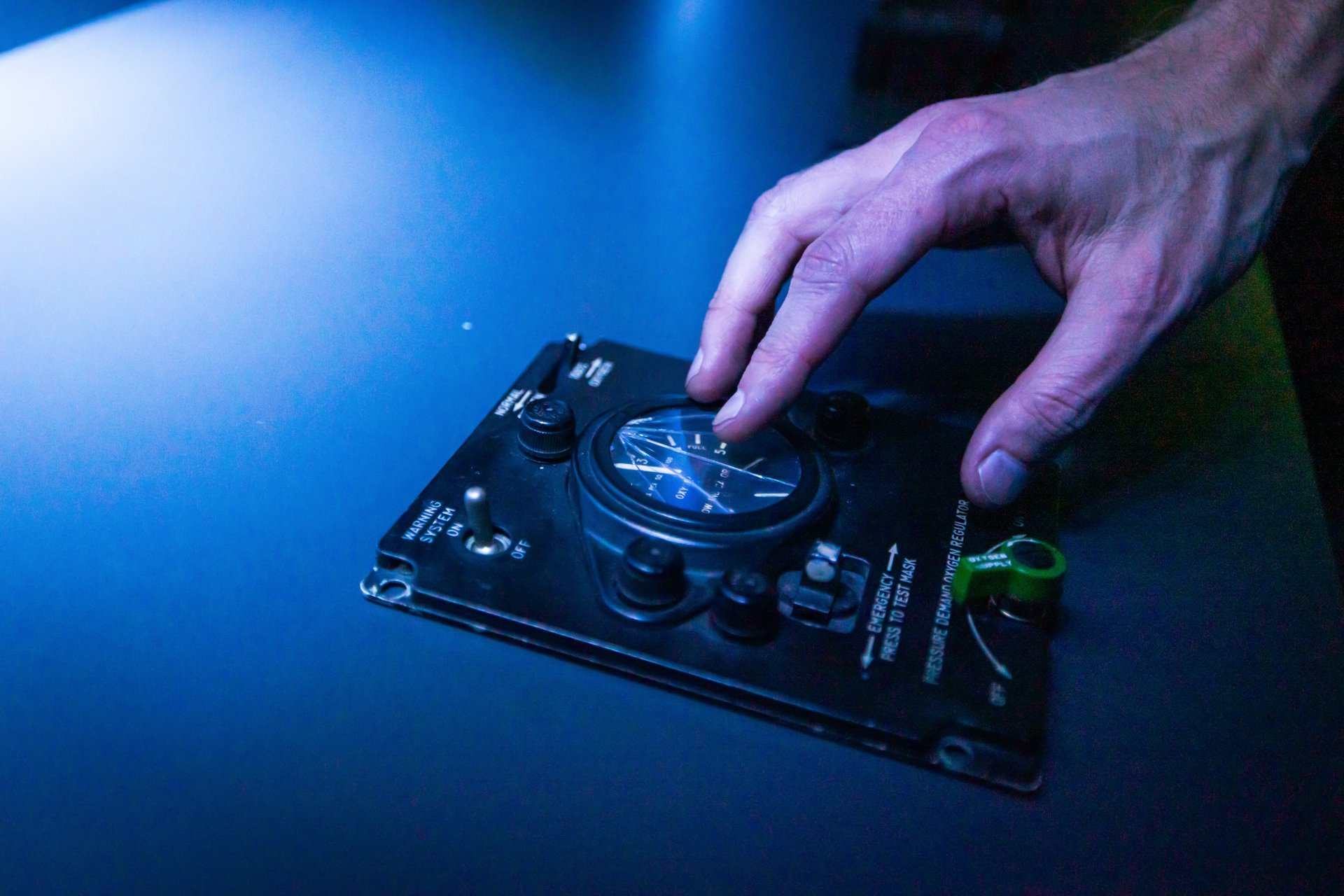 Eine Hand bedient einen kleinen Bildschirm 