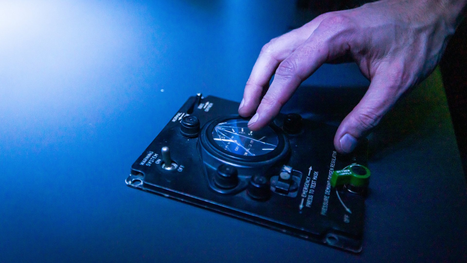 Eine Hand bedient einen kleinen Bildschirm 