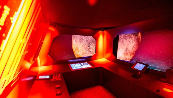 Mit rotem Neonlicht erleuchteter Escape-Room