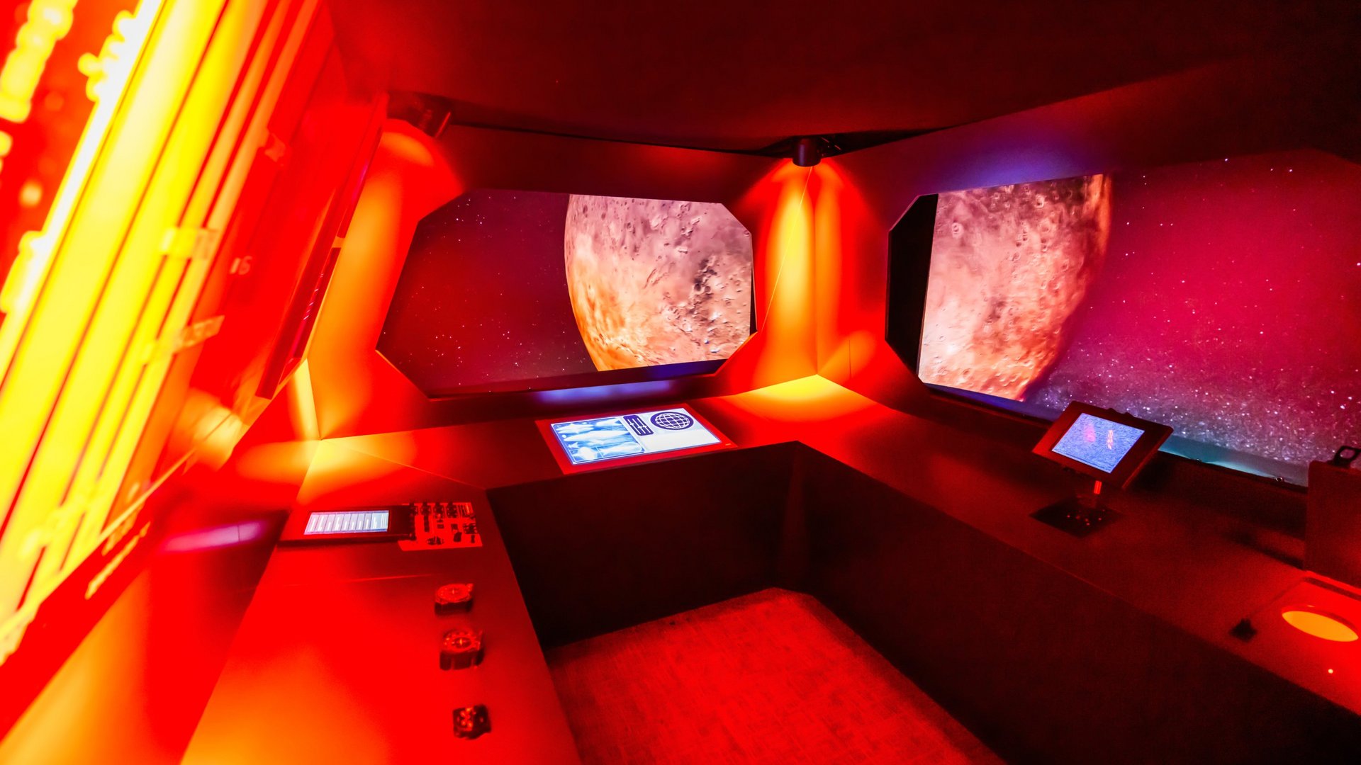 Mit rotem Neonlicht erleuchteter Escape-Room