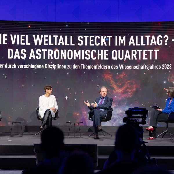 Bundesforschungsministerin Bettina Stark-Watzinger MdB (2. v. l.) diskutiert gemeinsam mit Dr. Sibylle Anderl, Astrophysikerin und Wissenschaftsjournalistin, Prof. Dr. Jürgen Renn, Professor am Max-Planck-Institut für Wissenschaftsgeschichte, sowie Prof. Dr.-Ing. Jan Wörner, Präsident der acatech – Deutsche Akademie der Technikwissenschaften.