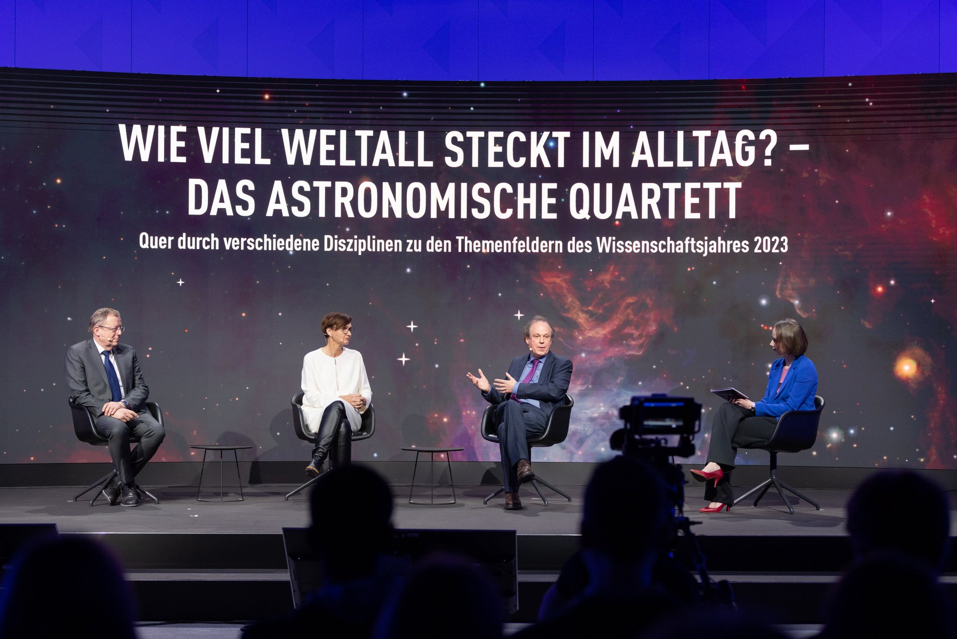 Bundesforschungsministerin Bettina Stark-Watzinger MdB (2. v. l.) diskutiert gemeinsam mit Dr. Sibylle Anderl, Astrophysikerin und Wissenschaftsjournalistin, Prof. Dr. Jürgen Renn, Professor am Max-Planck-Institut für Wissenschaftsgeschichte, sowie Prof. Dr.-Ing. Jan Wörner, Präsident der acatech – Deutsche Akademie der Technikwissenschaften.