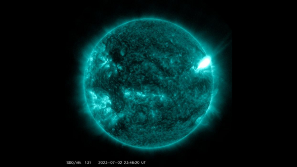 Blau gefärbte Abbildung der Sonne mit einem hell leuchtenden Fleck darauf