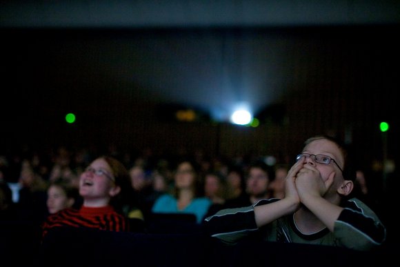Kinder schauen einen Film im Kino