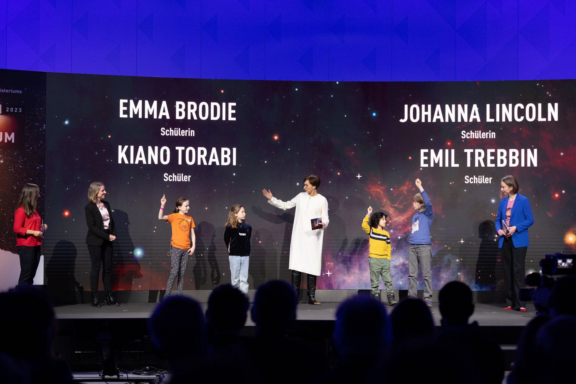 Bundesforschungsministerin Bettina Stark-Watzinger MdB im Austausch mit Schülerinnen und Schülern.