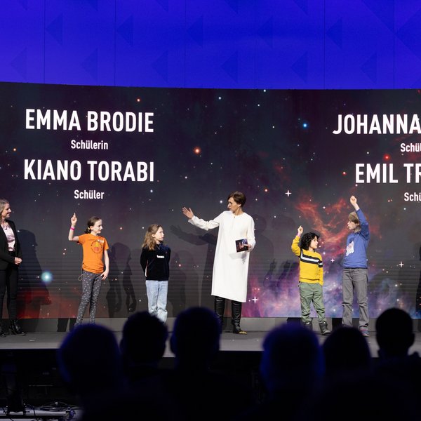 Bundesforschungsministerin Bettina Stark-Watzinger MdB im Austausch mit Schülerinnen und Schülern.