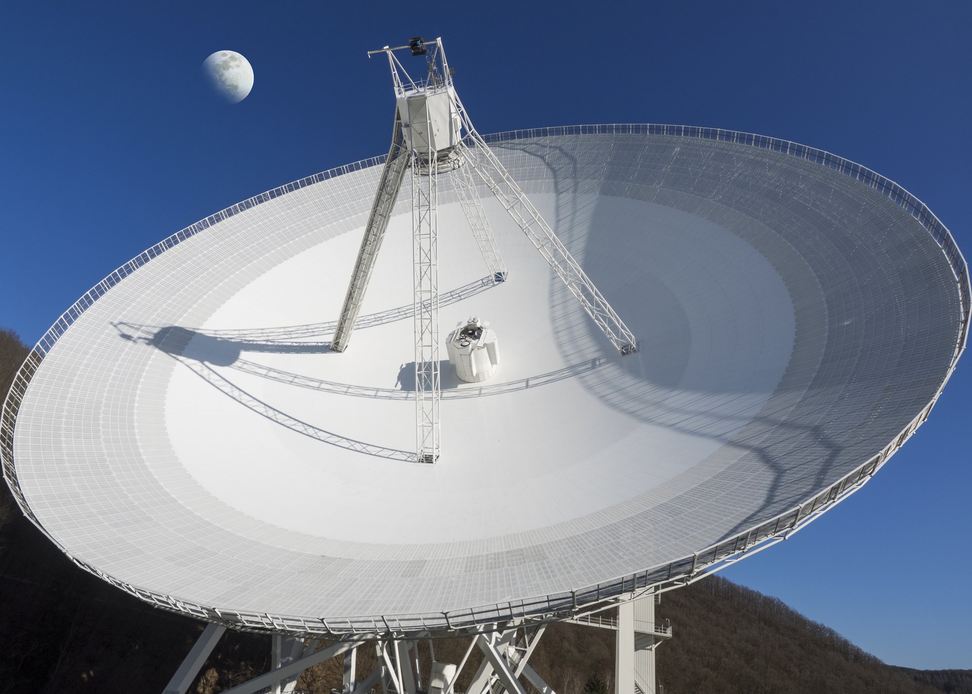 Foto einer Satellitenschüssel. 