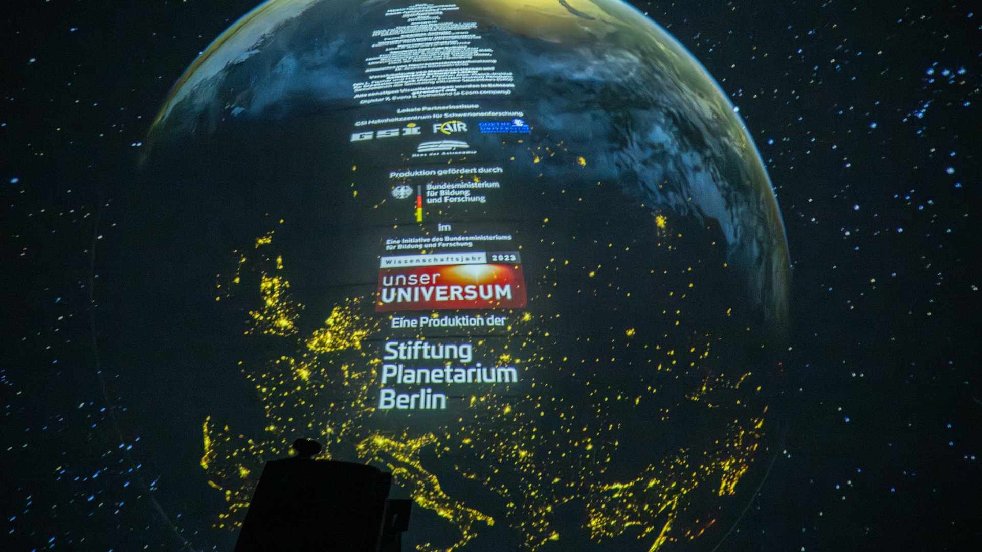 Auf einem Bild der Erde wird der Abspann eines Filmes gezeigt