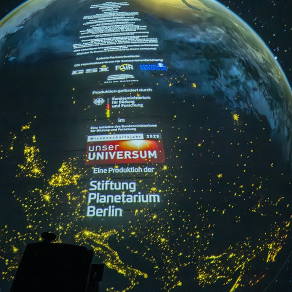 Auf einem Bild der Erde wird der Abspann eines Filmes gezeigt