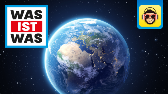 Blick auf die Erde vom Mond aus. In der rechten oberen Ecke ist das WAS IST WAS Logo mit der Aufschrift "WAS IST WAS". In der linken oberen Ecke ein Logo mit einem Affen, der Kopfhörer trägt. In der rechten unteren Ecke ist das Logo des Wissenschaftsjahrs 2023 - Unser Universum 