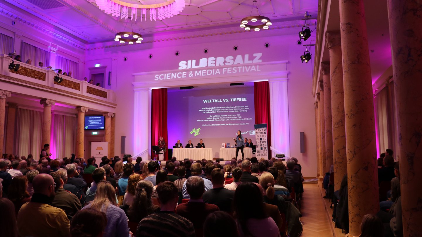 Publikum in einem Saal.