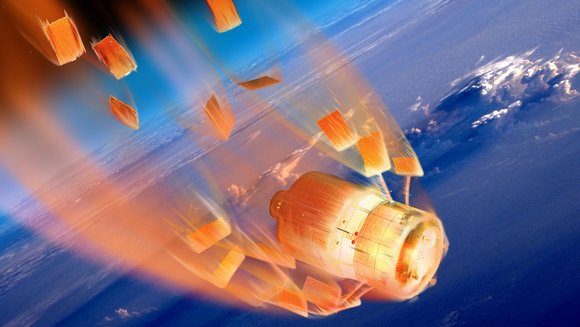 Bruchstücke einer Rakete stürzen von Feuer umgeben auf die Erde. 