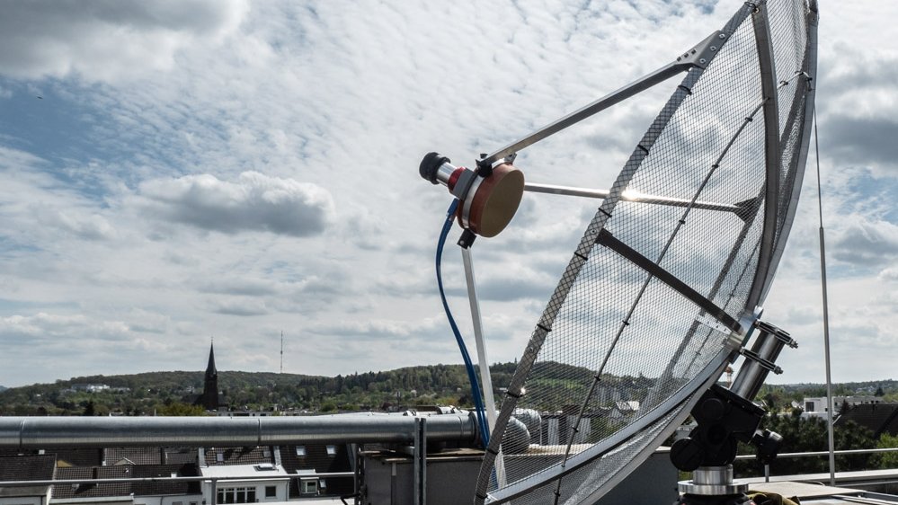 Eine große Radioantenne auf einem Dach